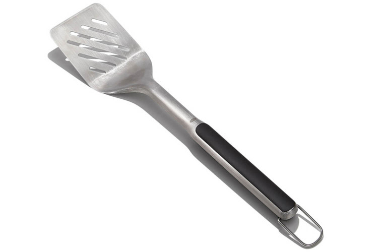 Spatule coudée pour barbecue OXO en acier inox - 45cm