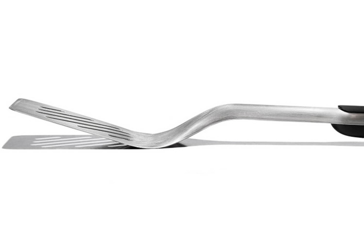 Spatule coudée pour barbecue OXO en acier inox - 45cm